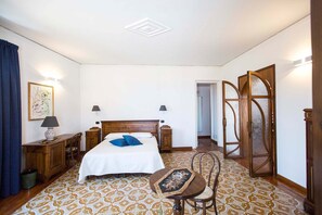 Suite, terrassa | Minibar, caixa forta a l'habitació i escriptori 