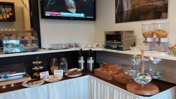 Desayuno buffet (EUR 6 por persona)