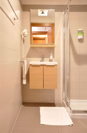 Shower, free toiletries, hair dryer, bidet - Hotel Mezzaluna (Treviso)