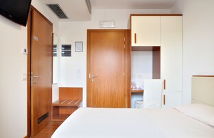 Single Room | Minibar, in-room safe, desk, soundproofing