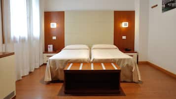 Habitación con 2 camas individuales | Minibar, caja fuerte, escritorio y sistema de insonorización