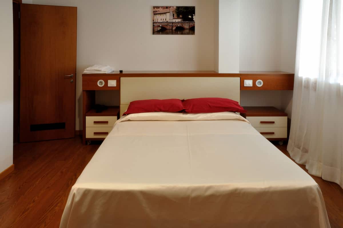 Chambre Double Classique, 1 lit double, non-fumeurs | Minibar, coffres-forts dans les chambres, bureau, chambres insonorisées