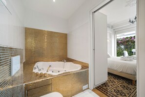 Suite Familiale, vue mer, avec spa (L'Olivier) | Premium bedding, pillowtop beds, in-room safe, individually decorated - Le Roquebrune (Roquebrune-Cap-Martin)