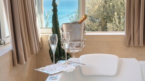 A room with a bathtub, champagne bottle, and glasses. - Le Roquebrune (Roquebrune-Cap-Martin)
