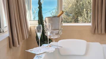 Chambre Triple, Vue Mer, avec spa (Le Lagon) | Roupas de cama premium, camas com colchões pillow-top