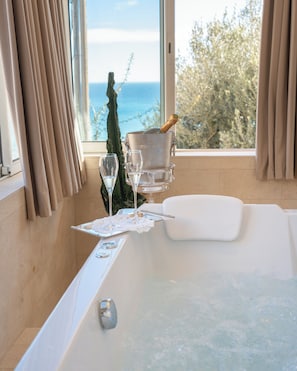 Chambre Triple, Vue Mer, avec spa (Le Lagon) | 高档床上用品、加厚床垫、客房内保险箱、特色装修