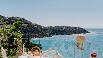 Petit déjeuner et dßner servis sur place, vue sur la plage