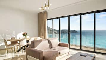 Deluxe Suite | Premium bedding, pillow-top beds, in-room safe, individually decorated