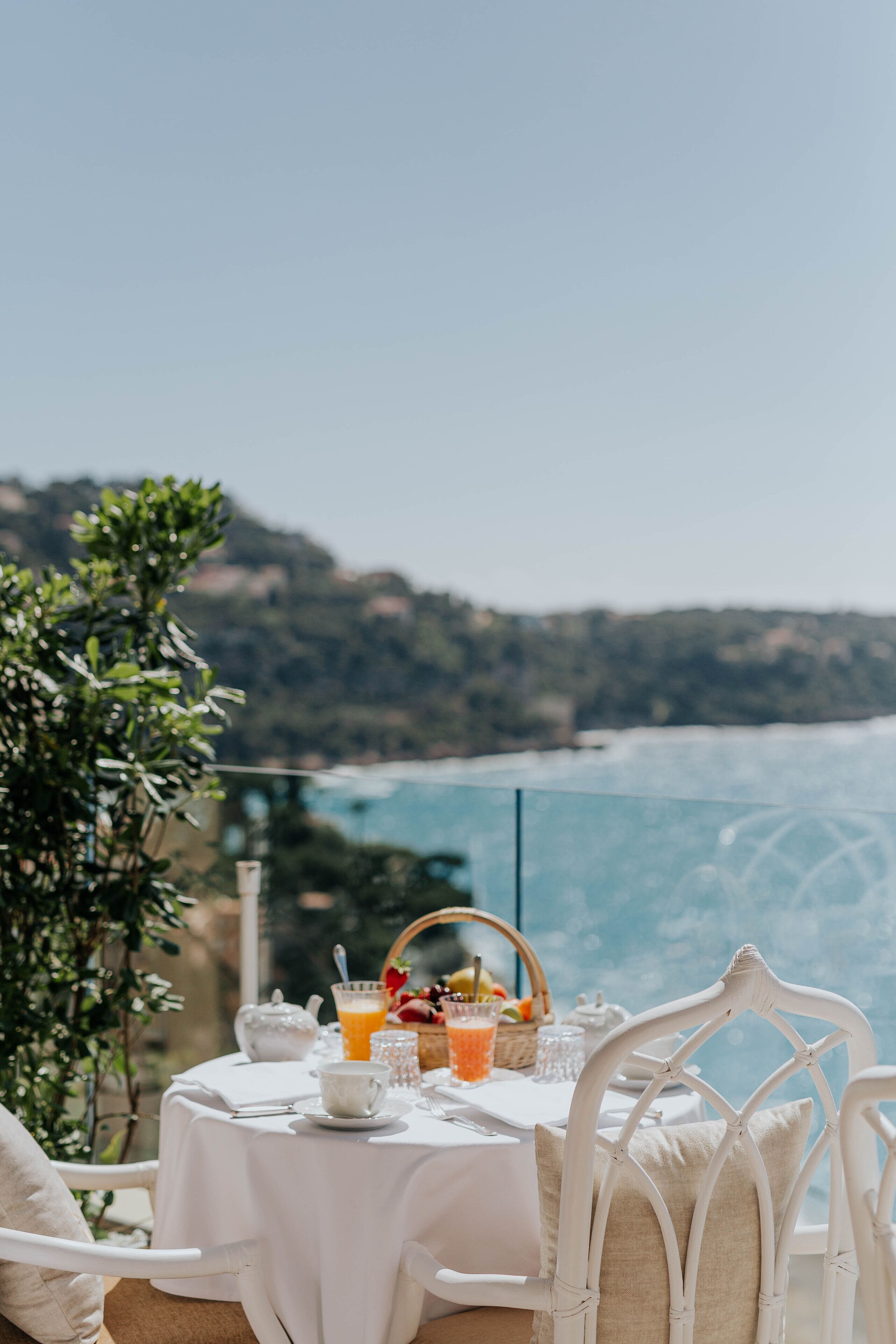 Una mesa lista para el desayuno con vistas al océano.