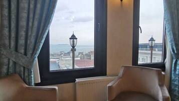 Habitación doble Deluxe, vista al mar | Camas Select Comfort, minibar, wifi gratis y ropa de cama