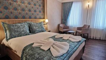 Habitación doble Deluxe, vista al mar | Camas Select Comfort, minibar, wifi gratis y ropa de cama