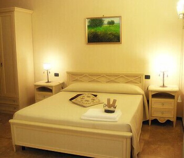 Frette Italian sheets, hypo-allergenic bedding, Select Comfort beds - La Dimora di Nettuno (Naples)