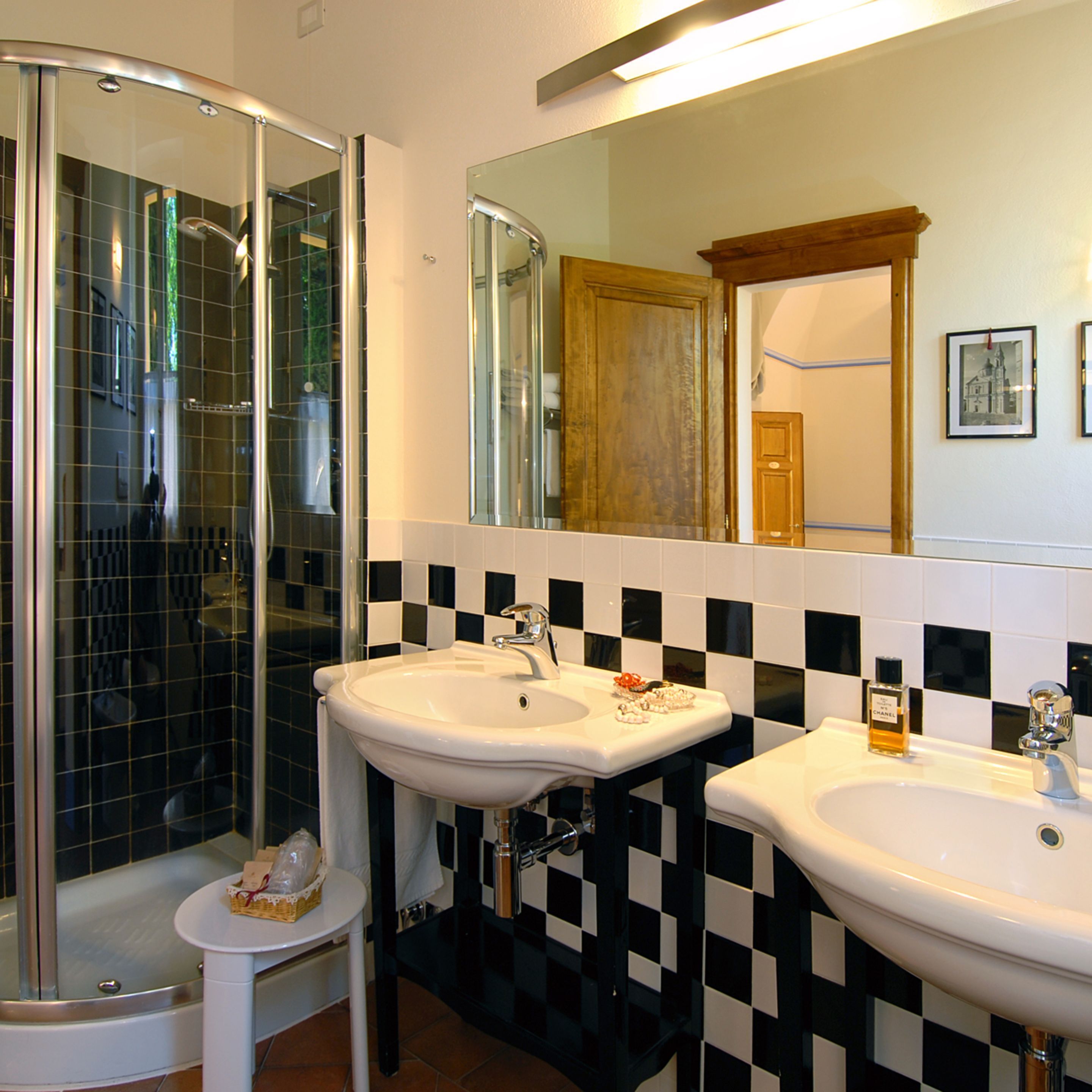 shower, free toiletries, hair dryer, bidet