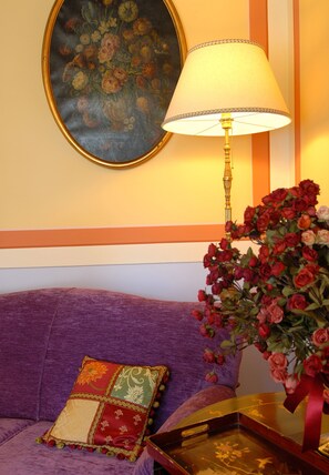 Lobby lounge