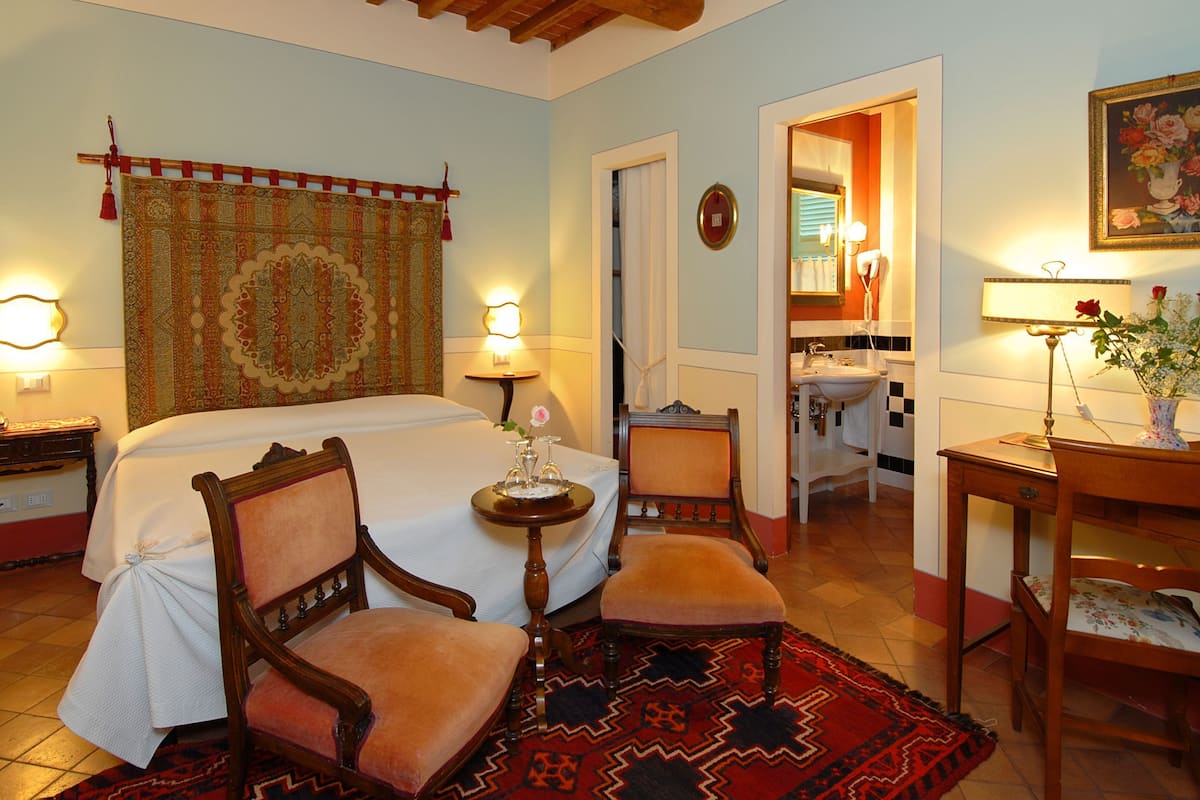 2 Schlafzimmer, hochwertige Bettwaren, Daunenbettdecken
