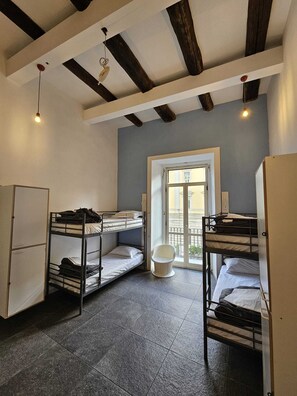 Dormitorio compartido, dormitorio mixto, baño en la habitación (4 beds) | Escritorio y wifi gratis 