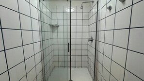 Dormitorio compartido, dormitorio mixto, baño en la habitación (6 beds) | Baño | Secadora de cabello y toallas 
