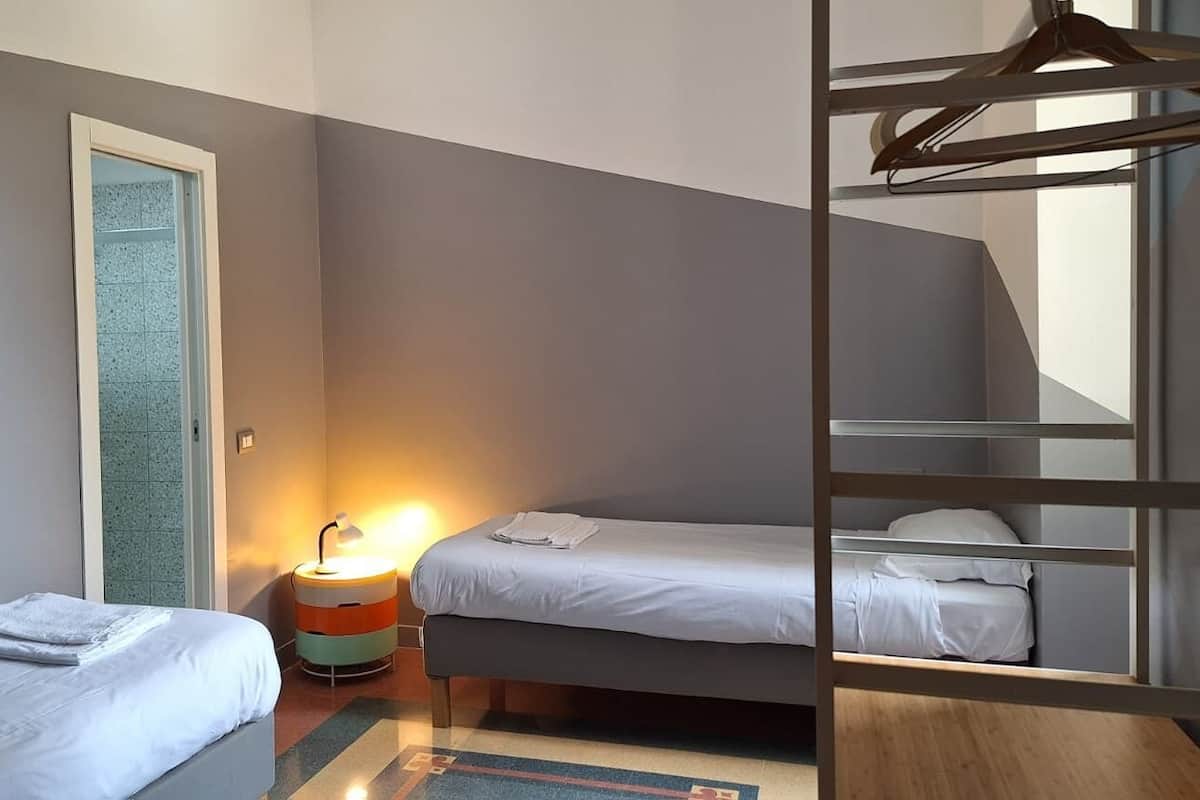 غرفة لفردين - سريران فرديان منفصلان - بحمام خاص | مكتب وواي فاي مجانًا