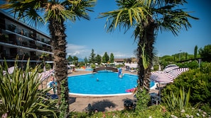 Innenpool, 7 Außenpools, Sonnenschirme, Liegestühle