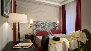 Minibar, in-room safe, desk, blackout drapes - Frattina 122 Guest House (Rome)