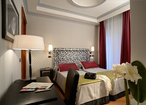 Minibar, Zimmersafe, individuell eingerichtet, Schreibtisch