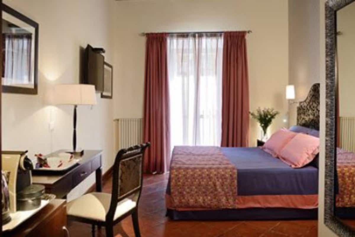 Chambre Confort, 1 grand lit et 1 canapé-lit | Minibar, coffres-forts dans les chambres, ameublement personnalisé