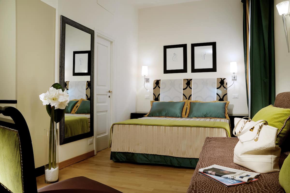 Appartement Confort, dans les dépendances | Minibar, coffres-forts dans les chambres, ameublement personnalisé