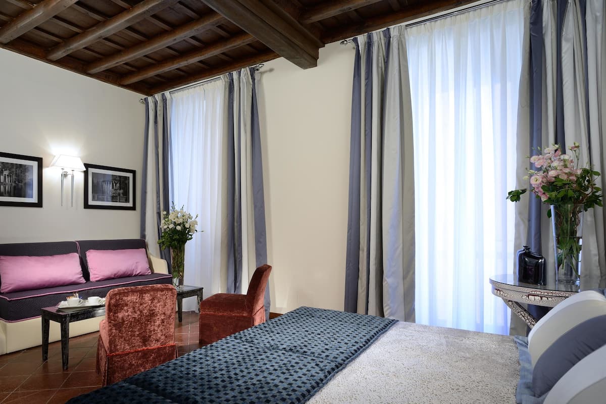 Chambre Quadruple Familiale, plusieurs lits | Minibar, coffres-forts dans les chambres, ameublement personnalisé