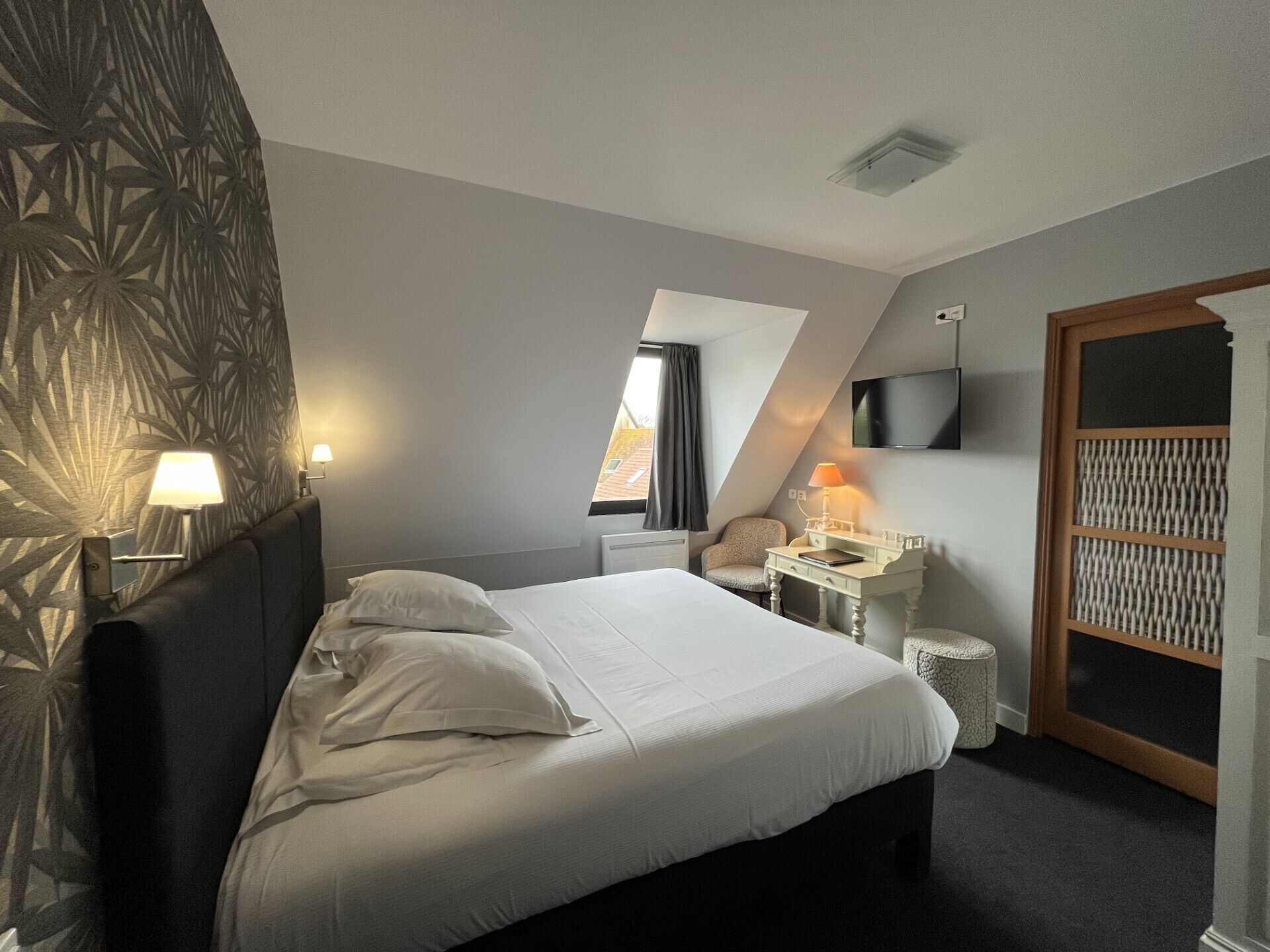 select comfort beds, desk, soundproofing, free wifi