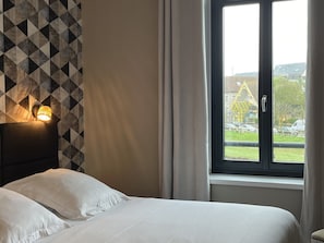Select Comfort beds, desk, soundproofing, free WiFi