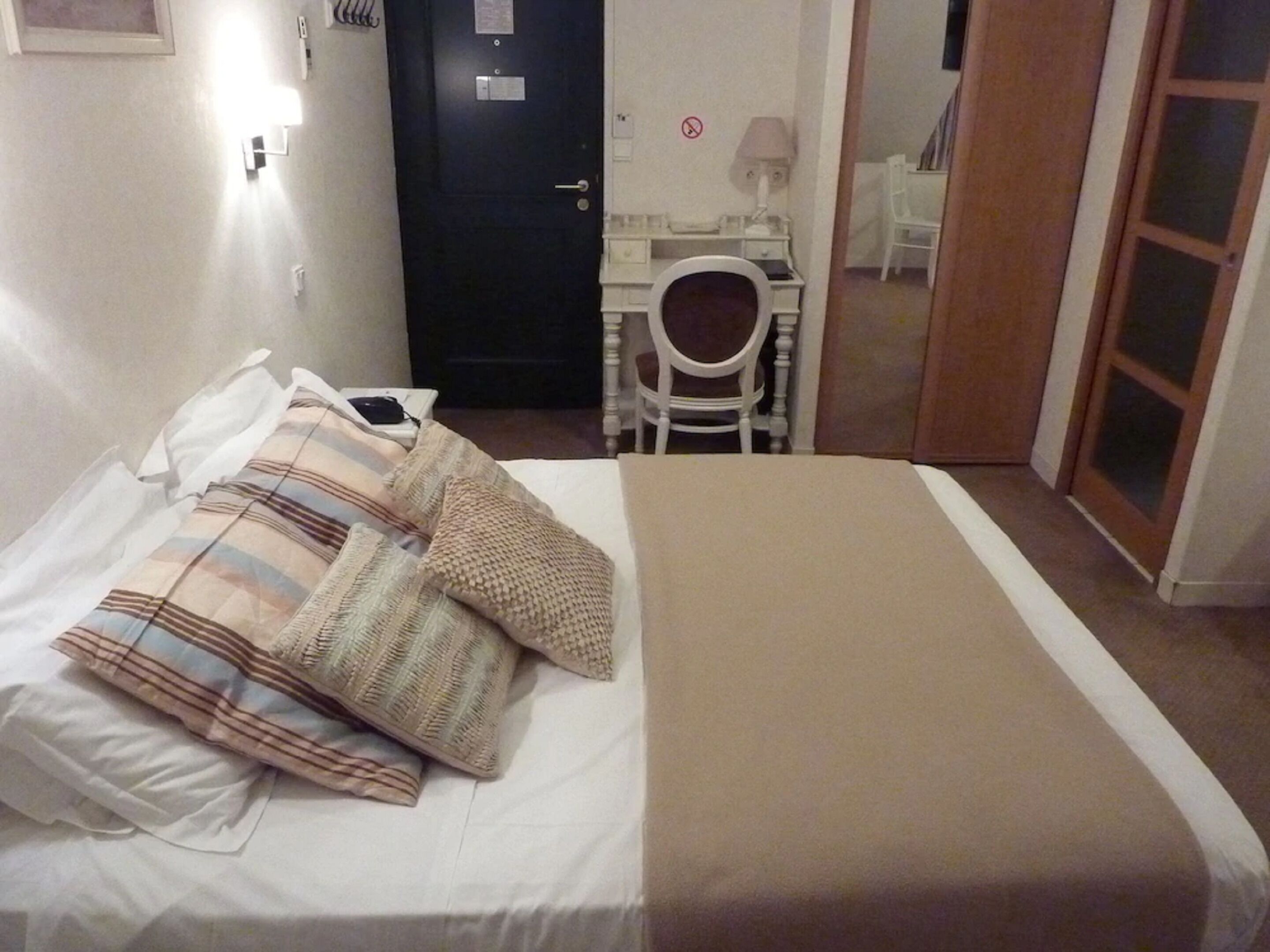 double room | select comfort beds, desk, soundproofing, free wifi