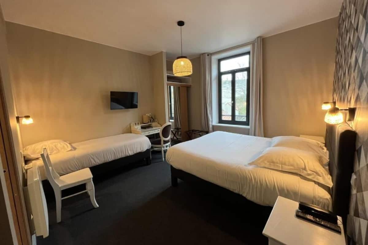 Habitación triple | Colchones Select Comfort, escritorio, sistema de insonorización