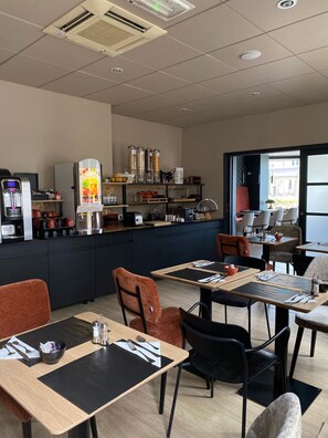 Desayuno continental diario (EUR 14 por persona)