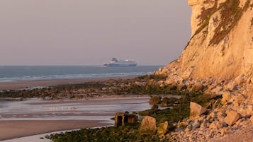 Una spiaggia nelle vicinanze