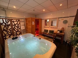 Un sauna, una bañera de hidromasaje