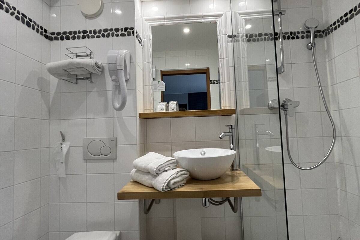 twin room | select comfort beds, desk, soundproofing, free wifi