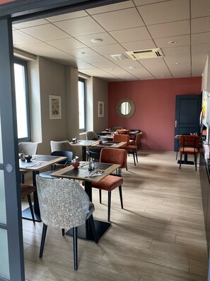 Daily continental breakfast for a fee - Hôtel Saint Jean (Wimereux)