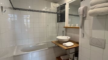 Triple Room | Bathroom | Hair dryer, towels, shampoo, toilet paper