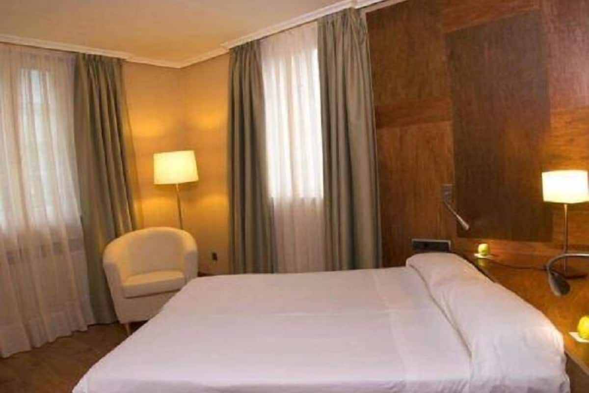 Minibar, caja de seguridad en la habitación y escritorio 