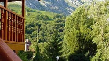 Una piscina al aire libre (de 09:00 a 21:30), tumbonas