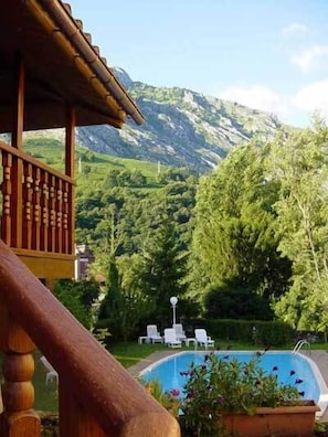 Outdoor pool, open 9 AM to 9:30 PM, pool loungers - Picos de Europa (Cabrales)