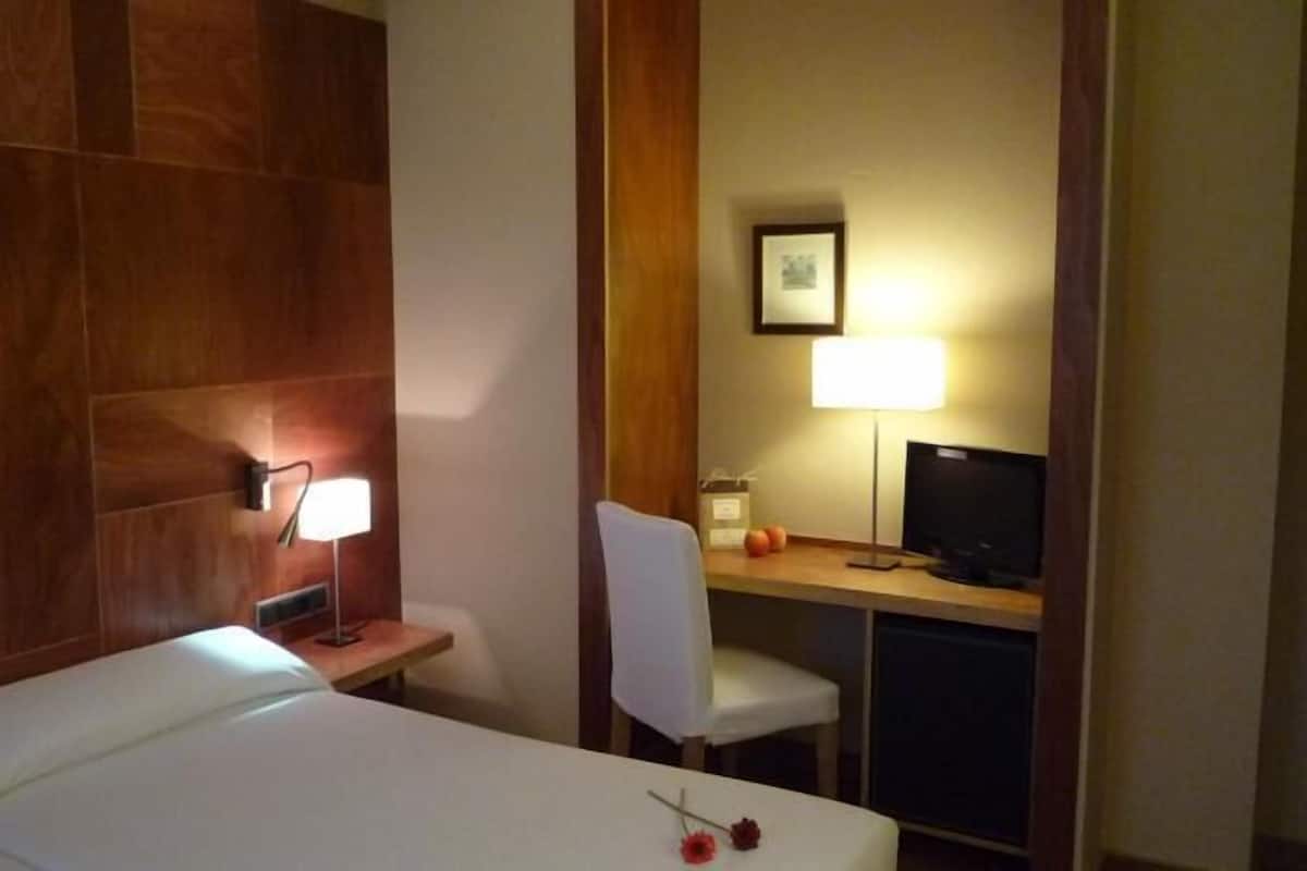 Minibar, caja de seguridad en la habitación y escritorio 