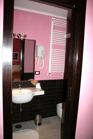 Economy Double Room | Bathroom | Shower, free toiletries, hair dryer, bidet - B&B Rainbow (Naples)