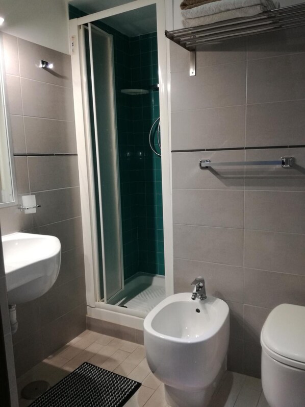 Shower, free toiletries, hair dryer, bidet - B&B Rainbow (Naples)