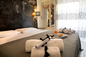 Exclusive Apartment, 2 Bedrooms | Frette Italian sheets, premium bedding, down comforters - B&B I Colori di Napoli (Naples)