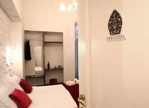 Frette Italian sheets, premium bedding, down duvets, Tempur-Pedic beds - B&B I Colori di Napoli (Naples)