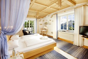 Motivzimmer Superior | Premium bedding, in-room safe, individually decorated, soundproofing - Hotel Hirsch (Fuessen)