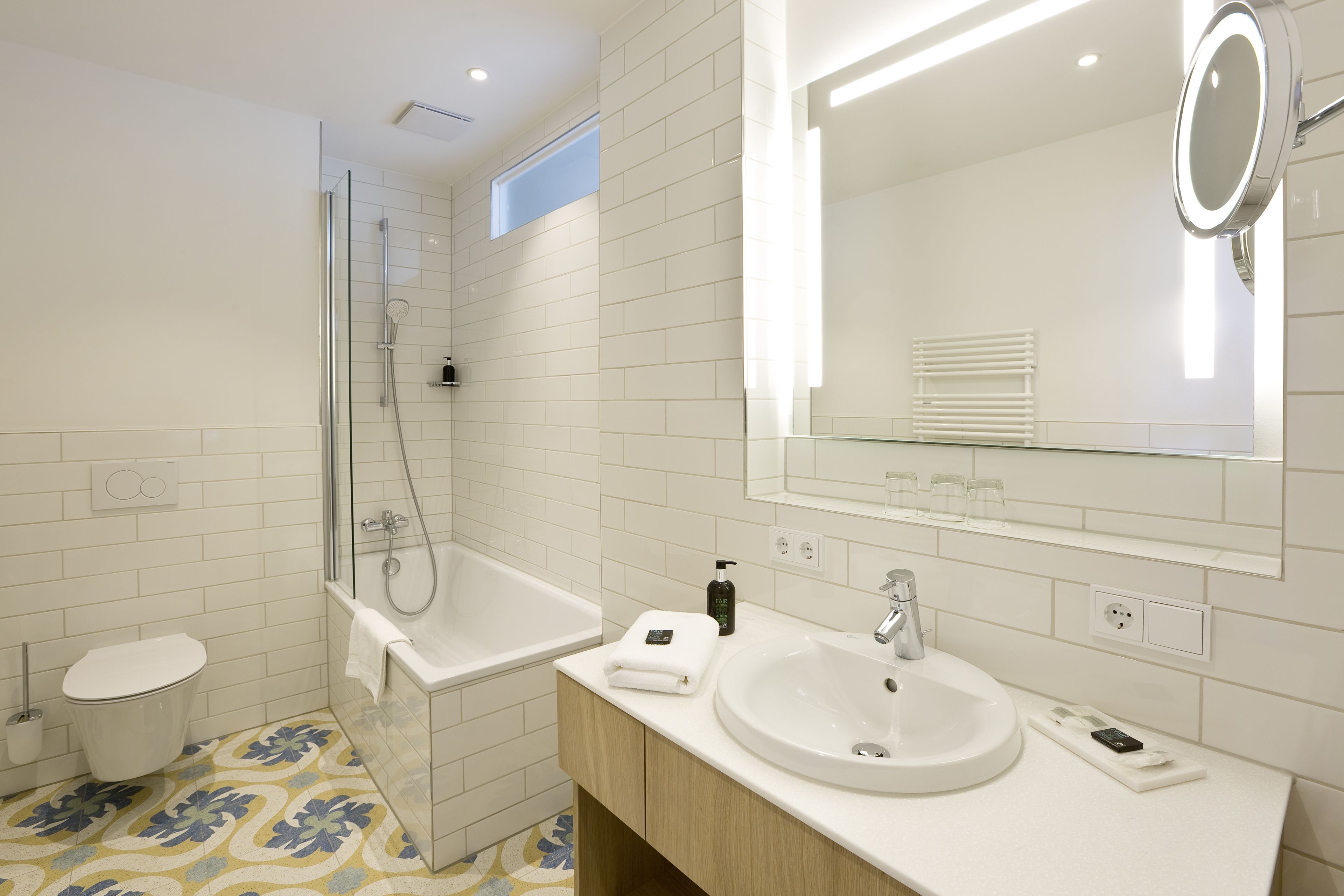 triple room | bathroom | free toiletries, hair dryer, towels, soap