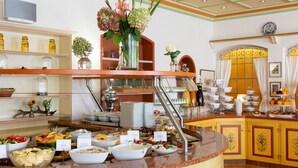 Een buffetgedeelte met diverse themastands en een koffiebar.