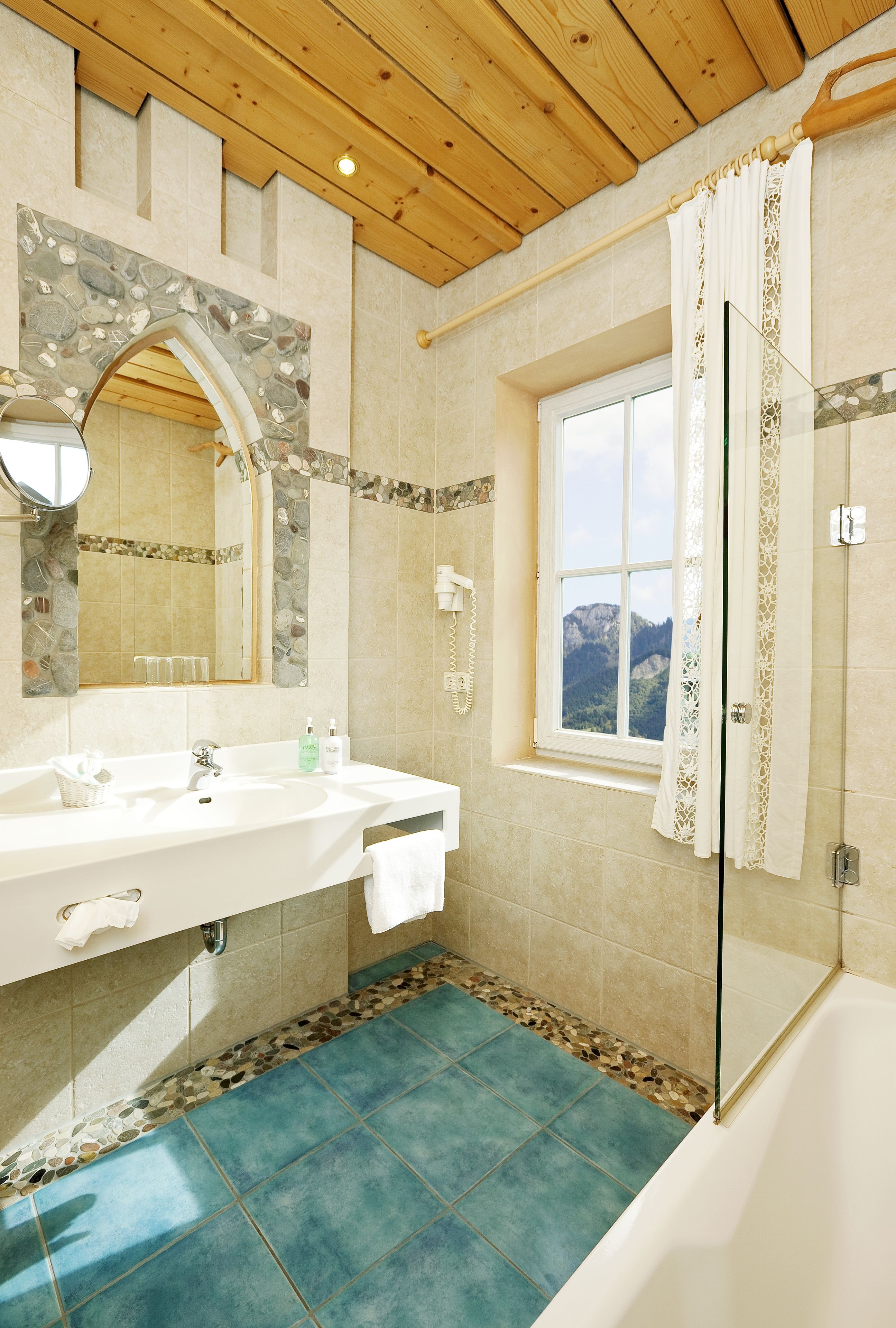  Motivzimmer Superior | Badezimmer | Kostenlose Toilettenartikel, Haartrockner, Seife, Shampoo